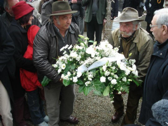 Les Vieux déposant une gerbe