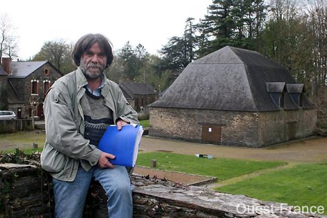 Andr Saucisse, un passionn d'histoire de sa commune devant le site de la Forge