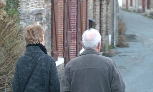 Liliane et Jean visitent une partie du Camp